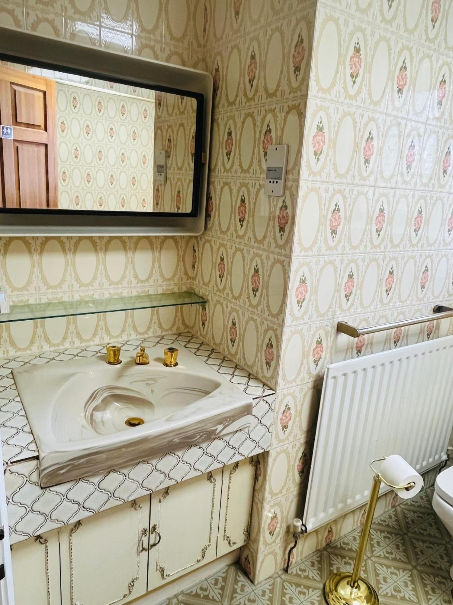 Unwind In Comfort At Cosy Caradus Your 4 Bedroom Home Sweet Home! Birmingham Dış mekan fotoğraf